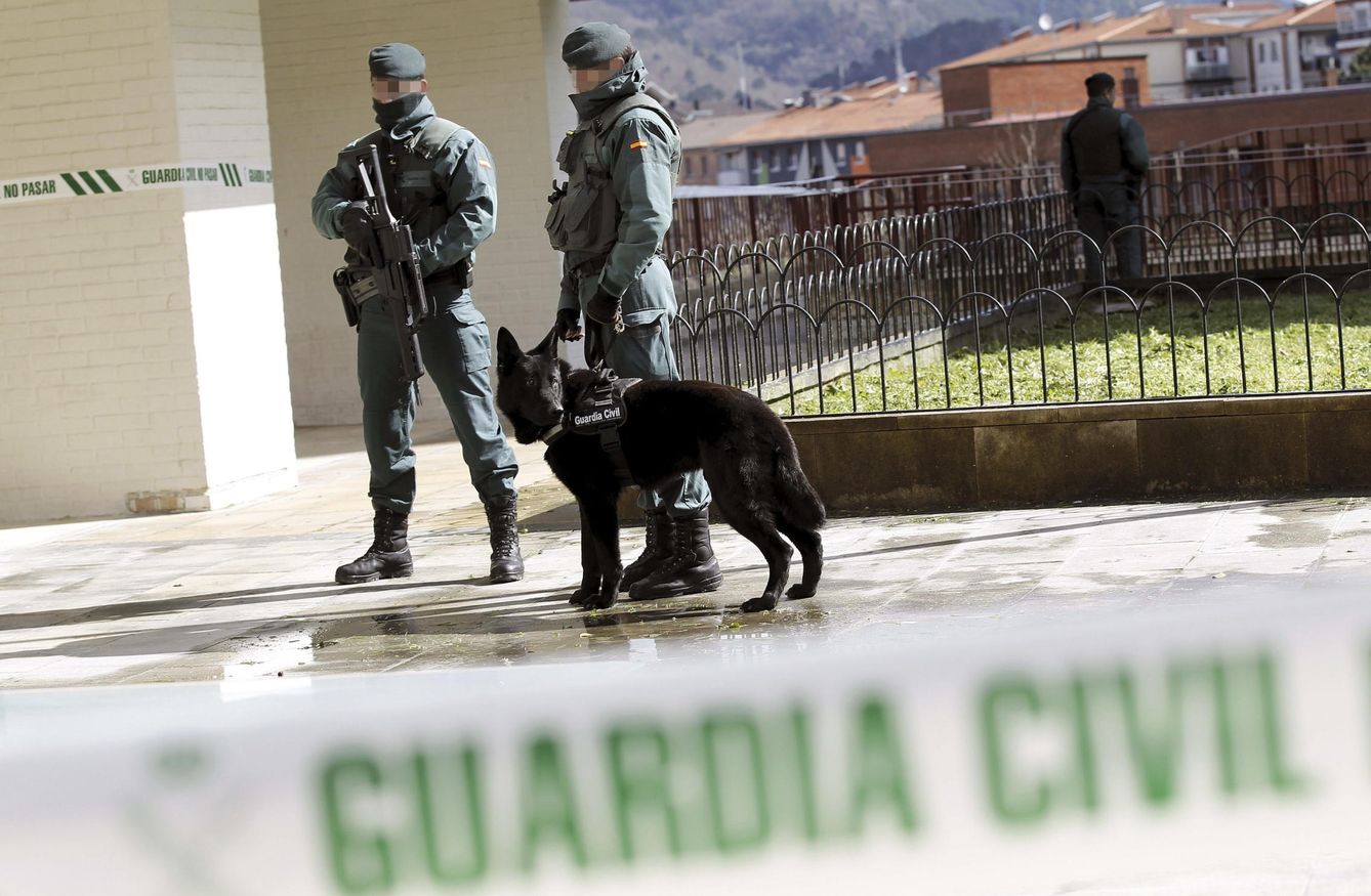 Agentes de la Guardia Civil, durante el registro en un domicilio en San Sebastián. (EFE)