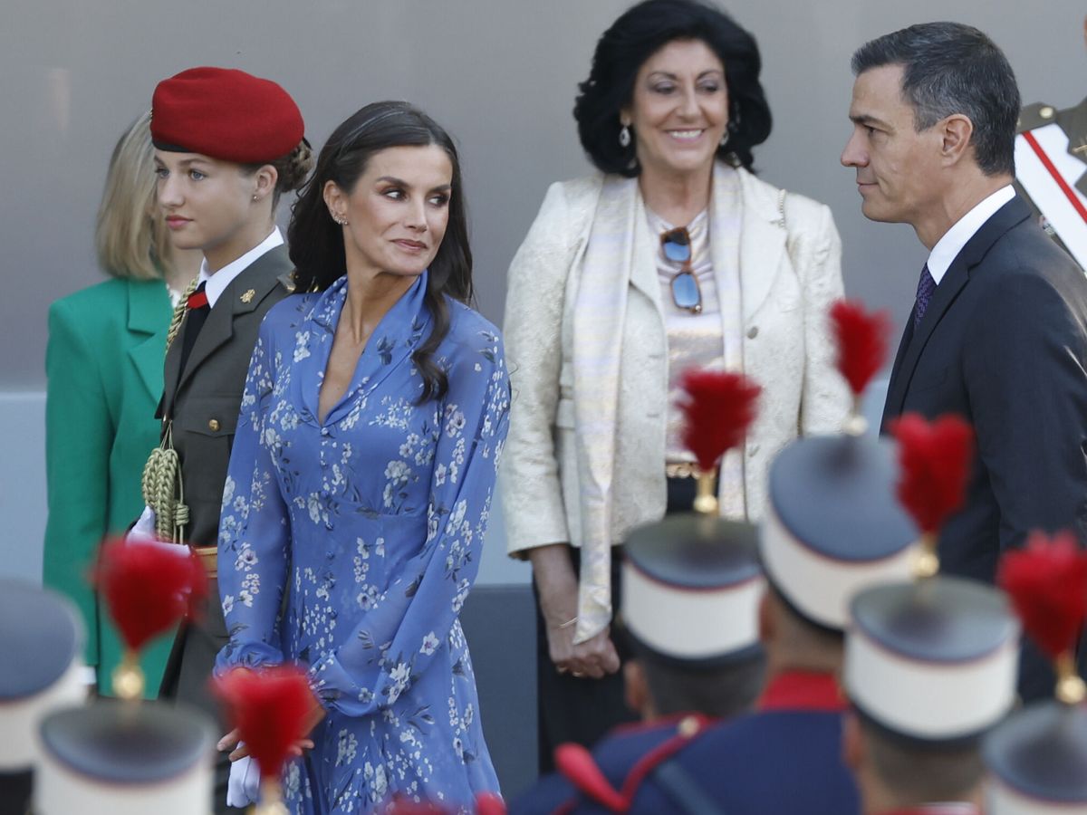 Foto: La princesa de Asturias, Leonor (i-d), la reina Letizia y el presidente del Gobierno, Pedro Sánchez, a su llegada este jueves al desfile del Día de la Fiesta Nacional. (EFE/Chema Moya)