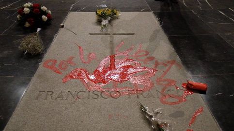 Un hombre profana la tumba de Franco con pintura roja por matar a mucha gente