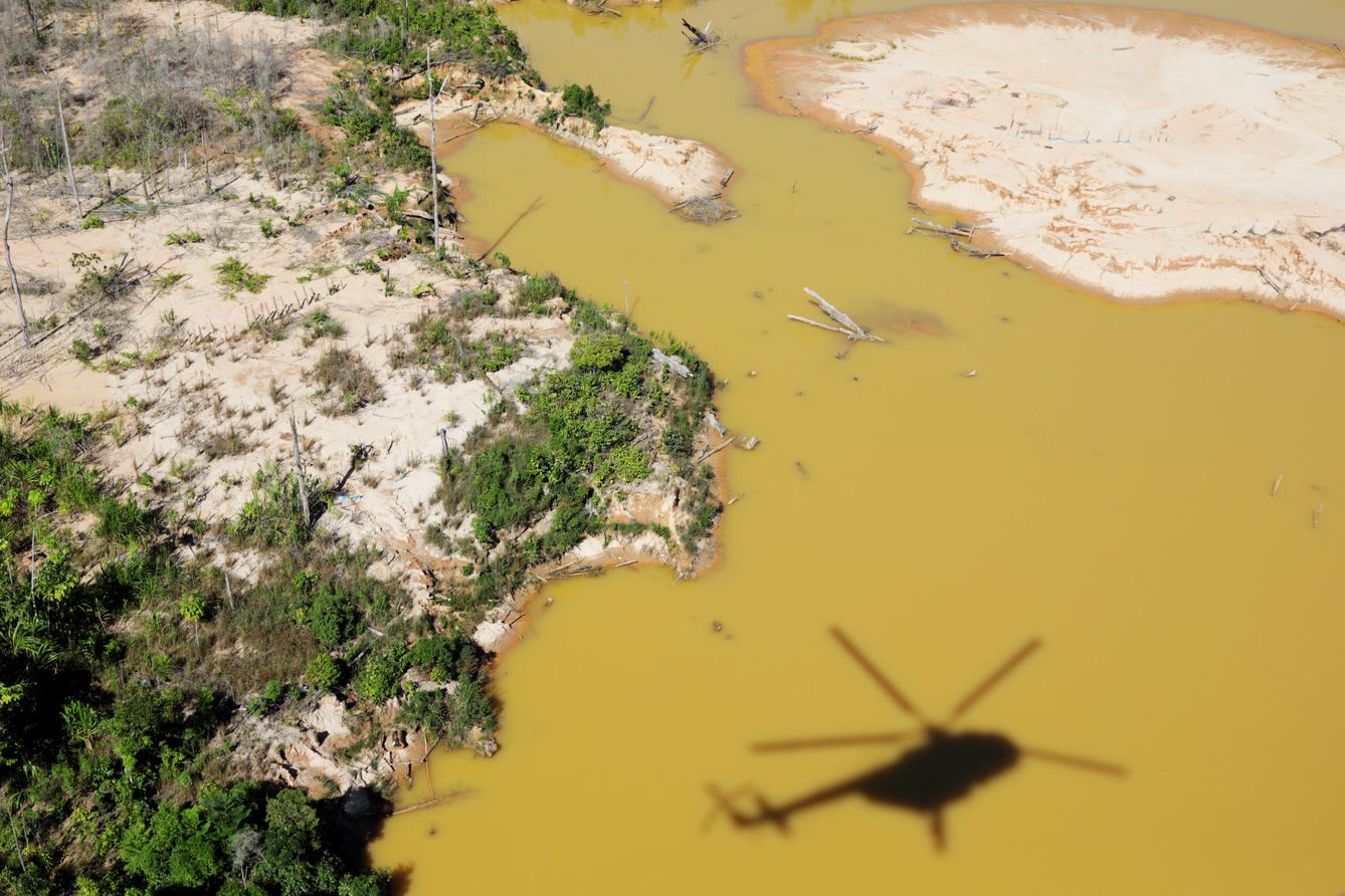Vista aérea de una zona de Madre de Dios fuertemente afectada por la minería ilegal. (Reuters/Guadalupe Pardo)