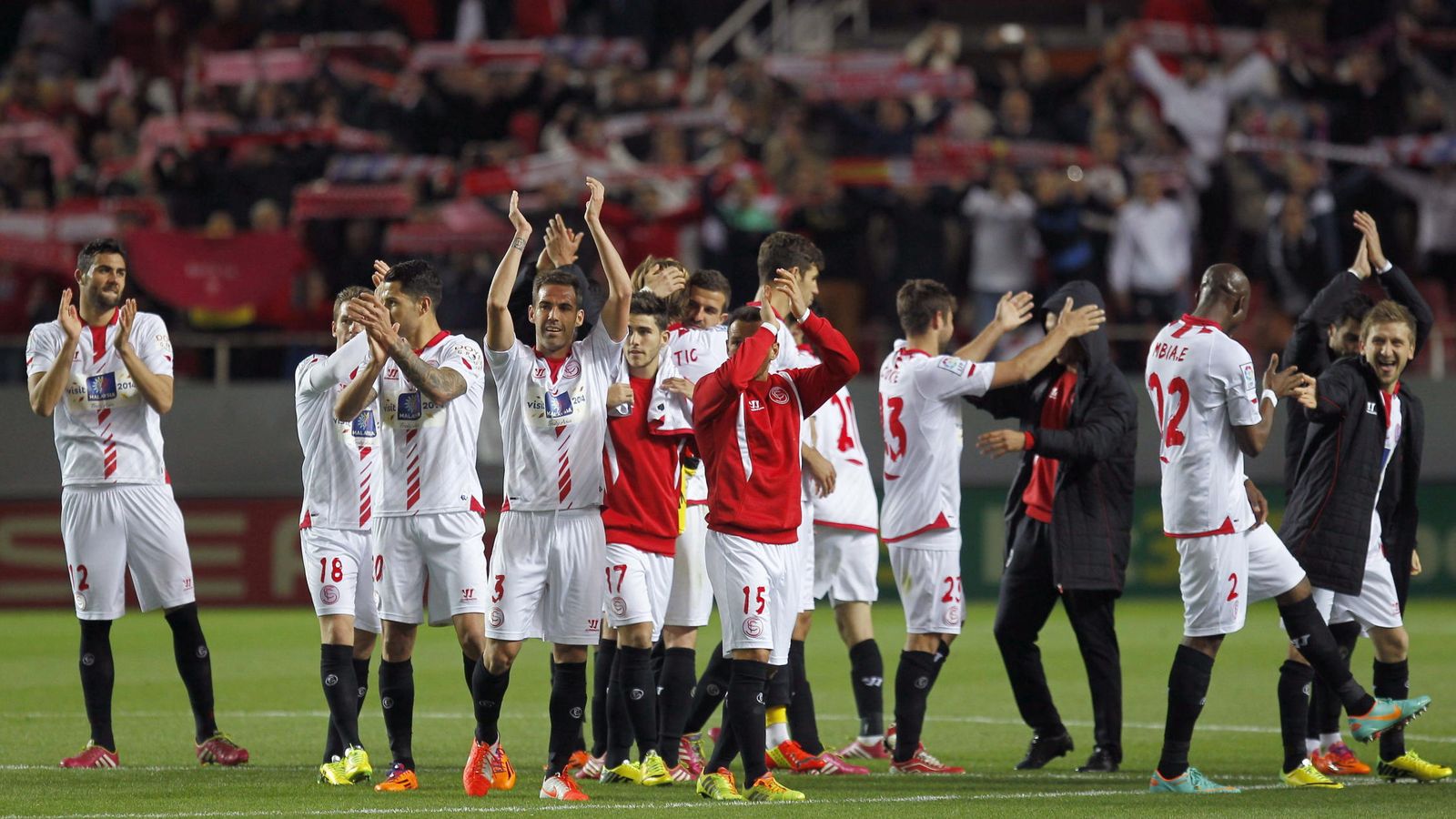 Foto: Los jugadores del Sevilla celebran el triunfo logrado por el Real Madrid en el Sánchez Pizjuán la temporada pasada (EFE)