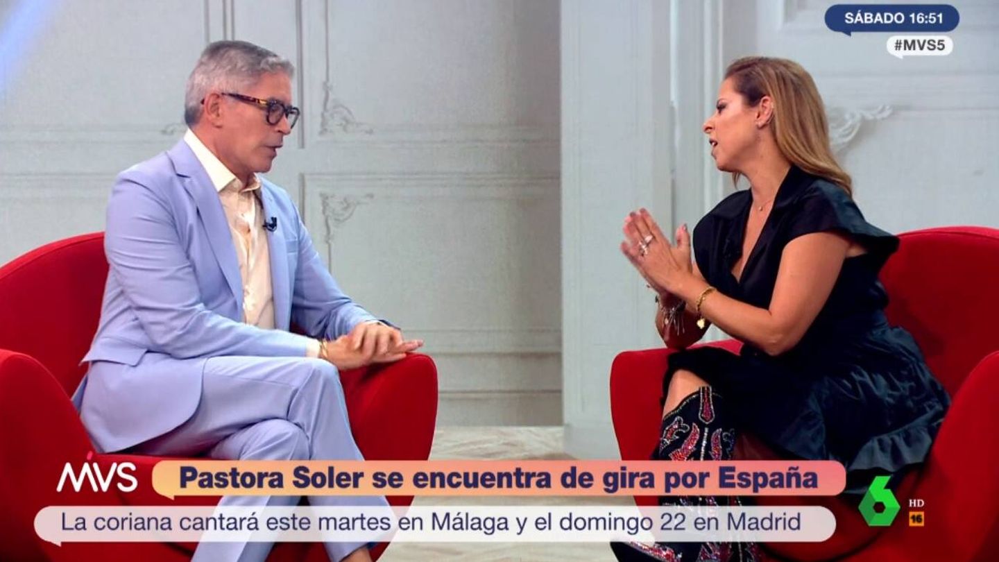Pastora Soler junto al presentador Boris Izaguirre. (Atresmedia)