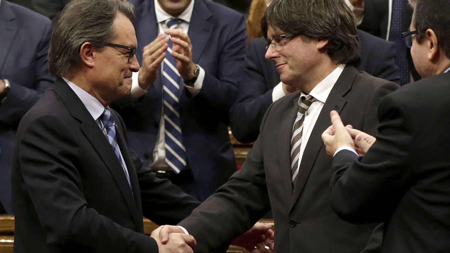 Artur Mas felicita a su sucesor en la Generalitat, Carles Puigdemont, tras asumir el cargo de 'president' (EFE)