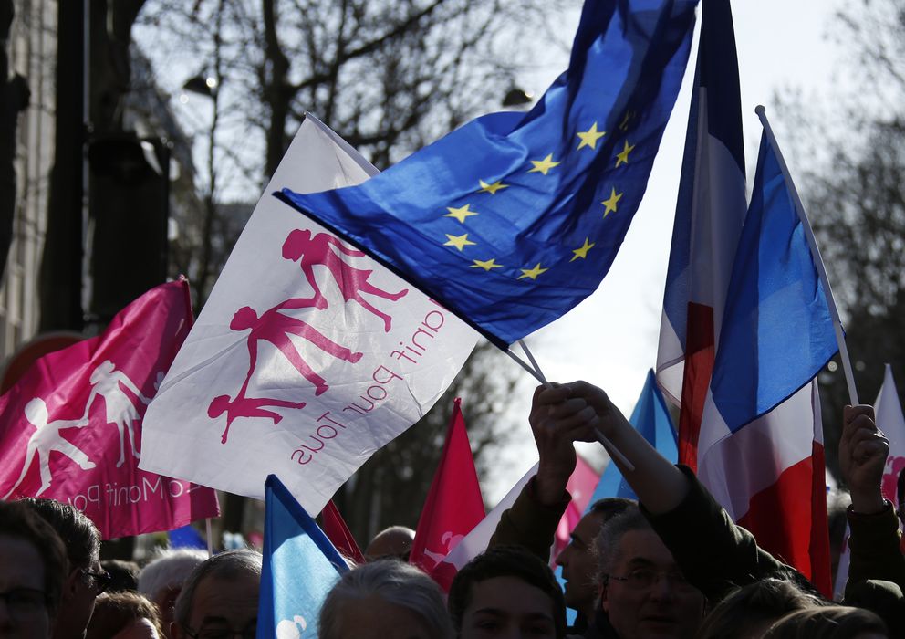 Foto: Banderas francesas y de la Unión Europea durante la protestas de La Manif pour Toues en París. (Reuters)