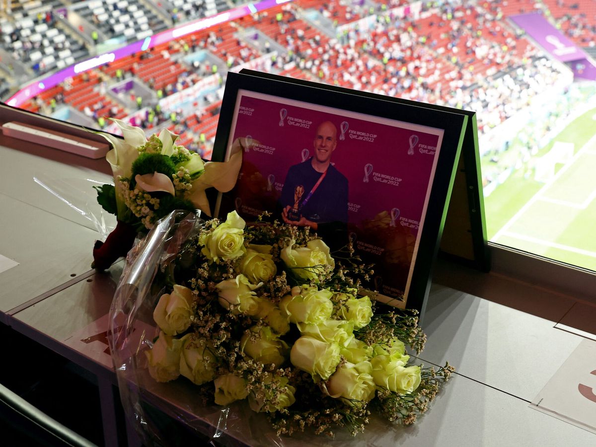 Foto: Flores en la tribuna de medios en memoria de Grant Wahl. (Reuters/Lee Smith)