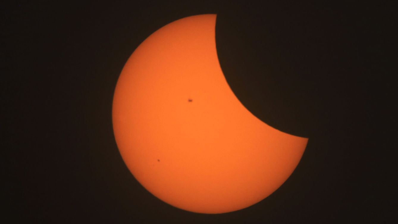 Foto: Eclipse solar del 8 de abril de 2024: Mejores fotos en España y vídeo completo | ZUMA Pres