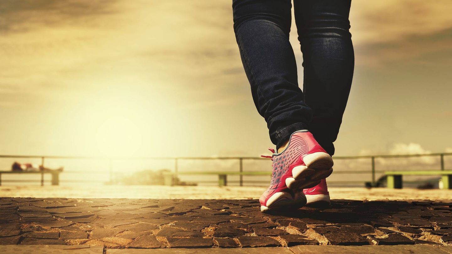 Salir a caminar con regularidad puede ayudarte a adelgazar (Foto: Pixabay)