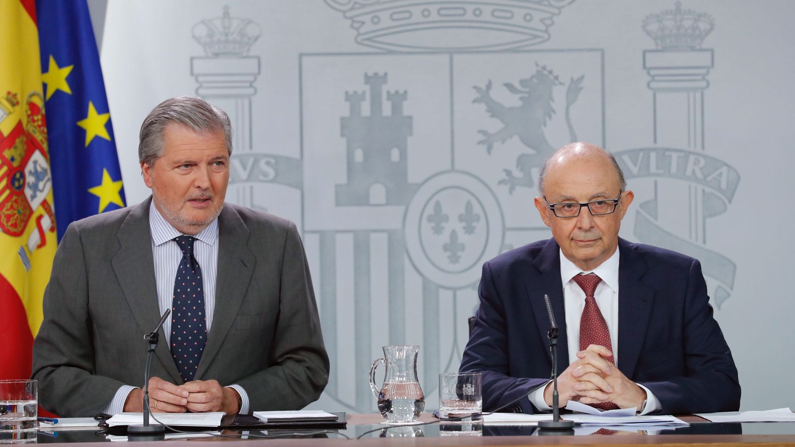 Foto: El portavoz del Gobierno, Íñigo Méndez de Vigo, y el ministro de Hacienda, Cristóbal Montoro, en la rueda de prensa de este 15 de septiembre en La Moncloa. (EFE)