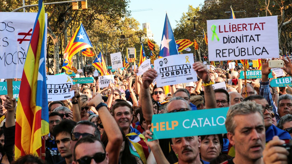 Cataluña se echa a la calle por el 155: "El Gobierno se ha cargado la democracia"