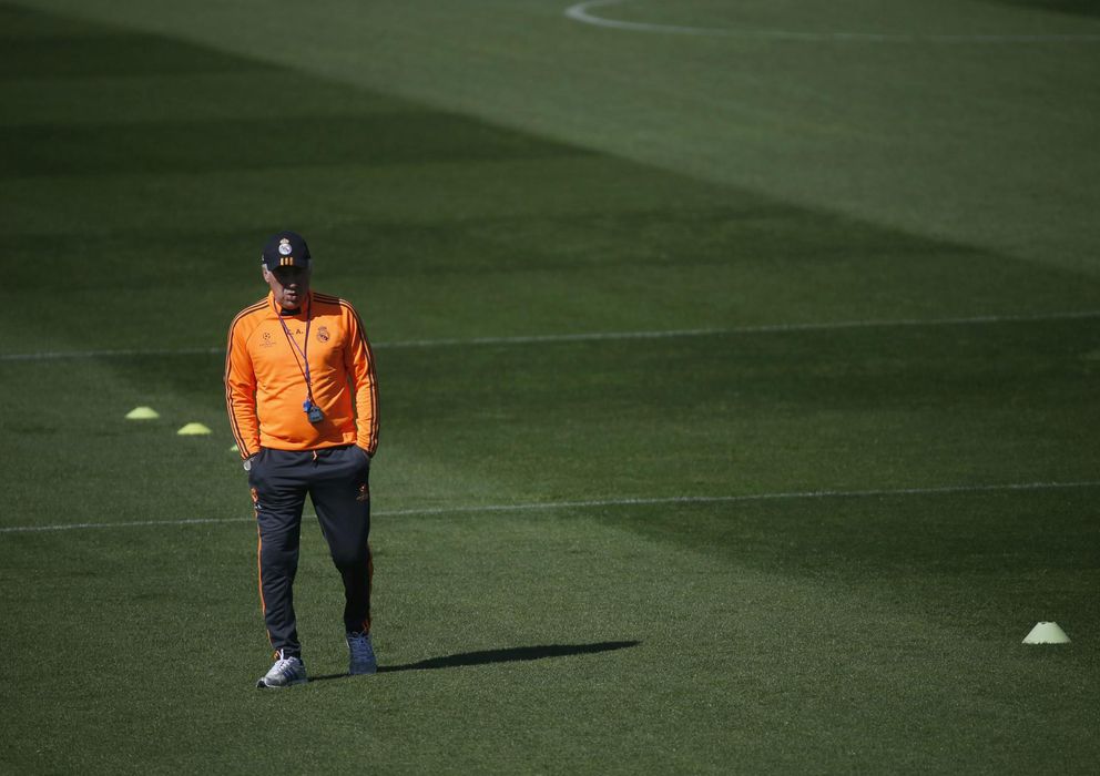 Foto: Carlo Ancelotti camina pensativo sobre el césped de Valdebebas durante un entrenamiento del Real Madrid