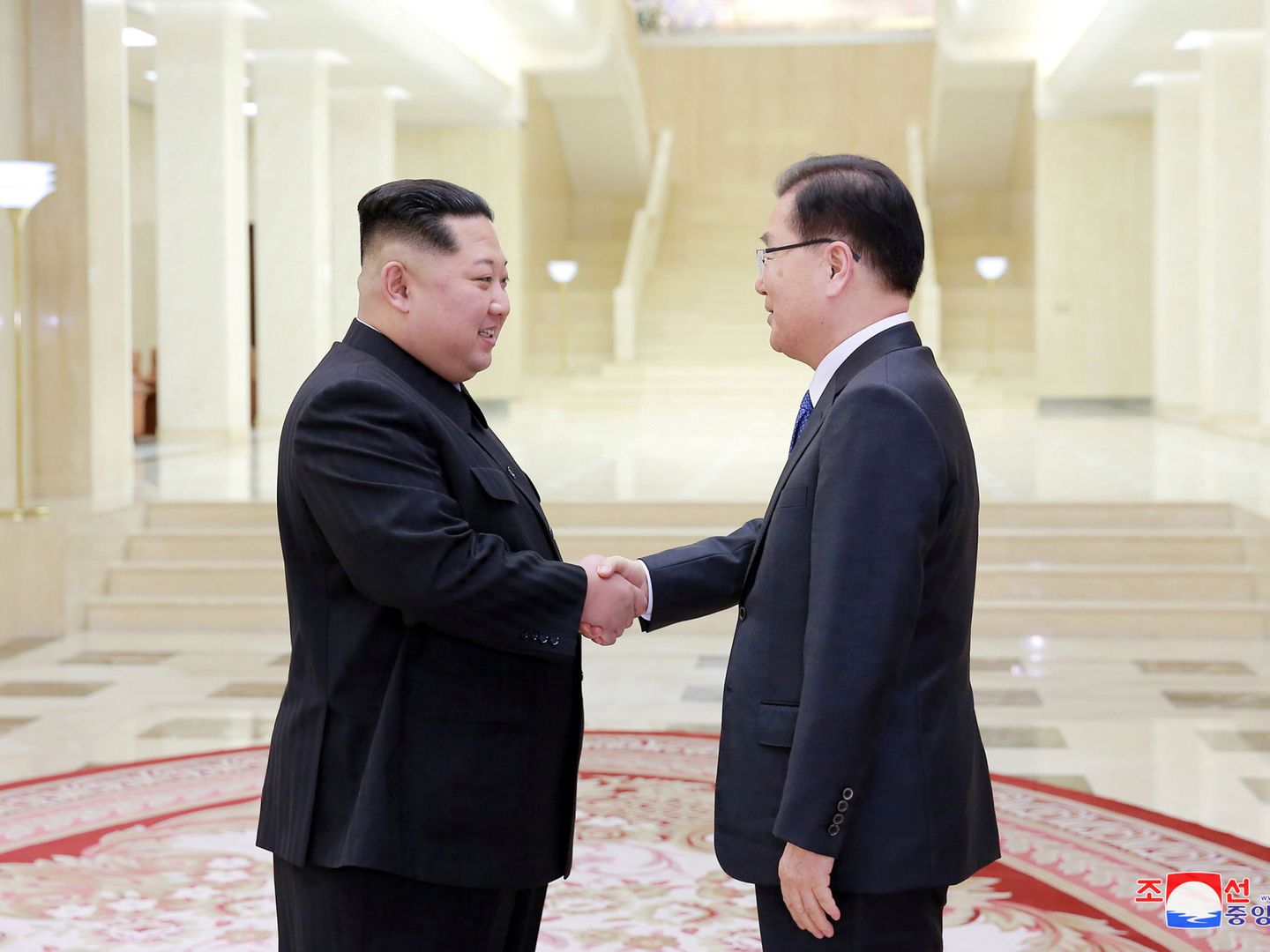 El presidente norcoreano Kim Jong-un estrecha la mano del enviado surcoreano Chung Eui-yong en Pyongyang, el pasado 6 de marzo de 2018. (Reuters)