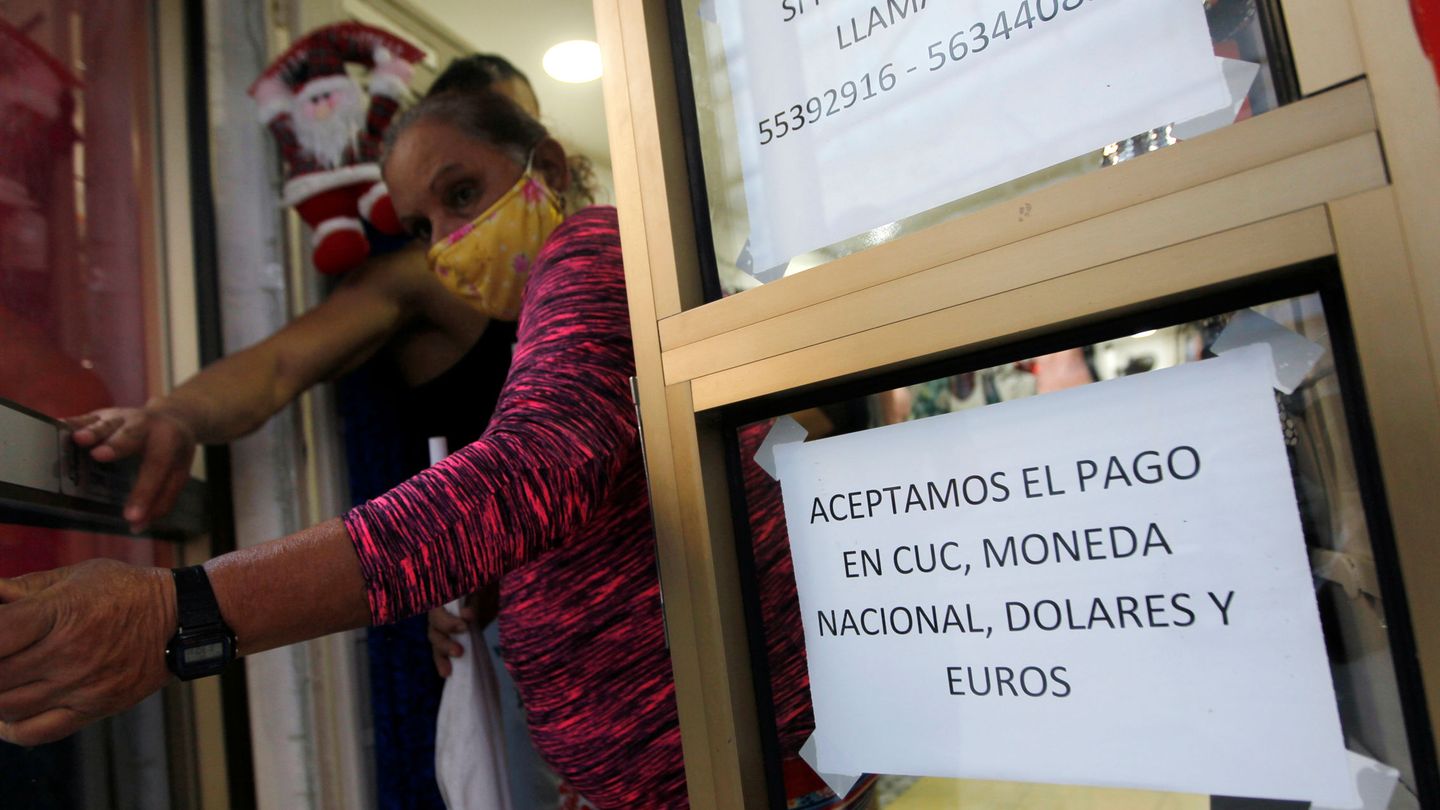 Cubanas abandonan una tienda que permite el pago en dólares. (Reuters)