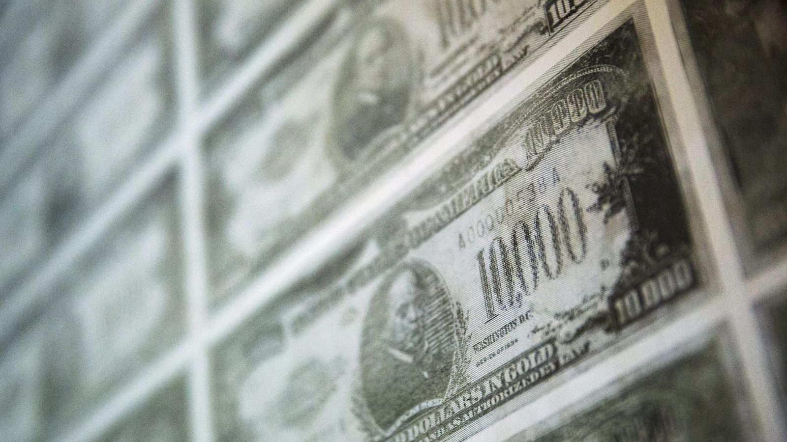 Foto: Un billete de 10.000 dólares adorna las paredes de la exposición 'América en circulación' en el Museo de las Finanzas  estadounidense de Nueva York. (Reuters)
