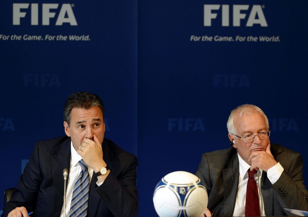 Foto: Michael García (i) junto al juez Hans-Joachim Eckert durante un acto de la FIFA (EFE).