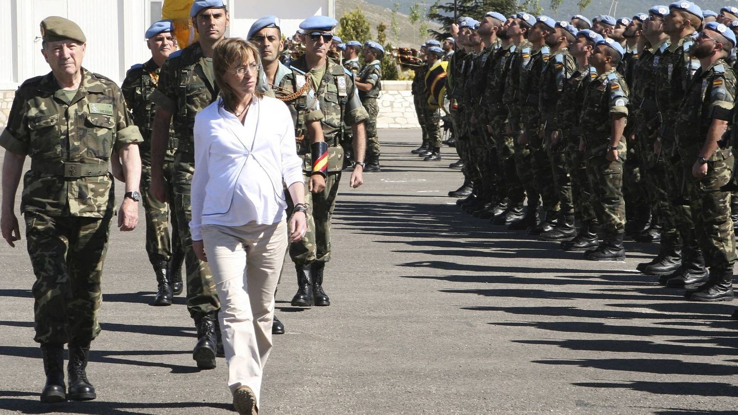 Carme Chacón pasa revista a las tropas españolas a su llegada a la base militar de Marjayún (Líbano) | EFE