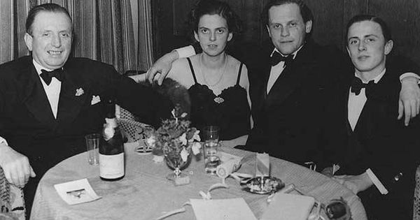Foto: De izqda. a dcha., Heinrich Thyssen (primer barón y padre del coleccionista), su hija Margit, su marido, Ivan von Batthyány, y Hans Thyssen-Bornemisza, en el hotel Palace de Davos durante la II Guerra Mundial.