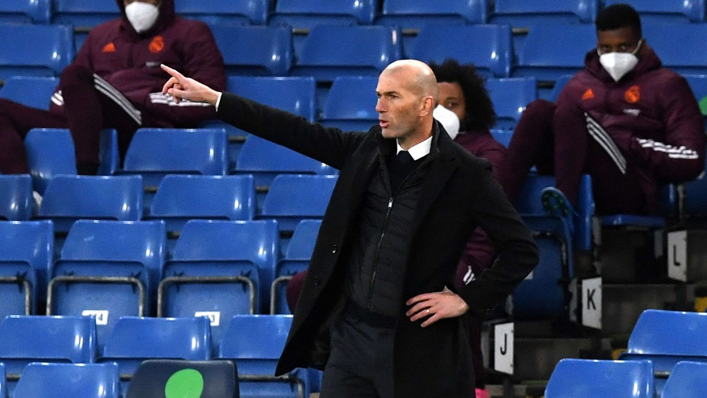 Zidane da órdenes desde la banda. (Reuters)