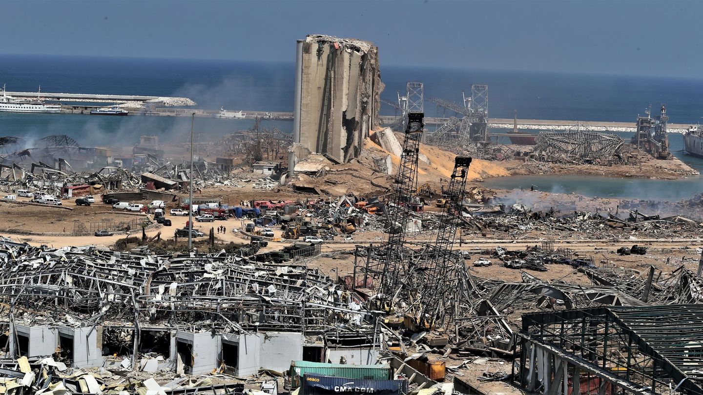 Vista general del puerto de Beirut tras la explosión. (EFE)