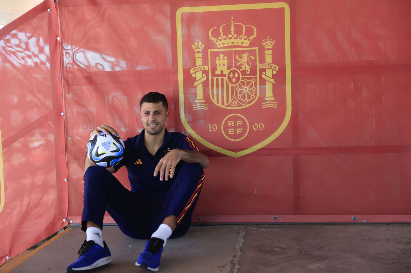 Rodri posa con el escudo de la Selección española