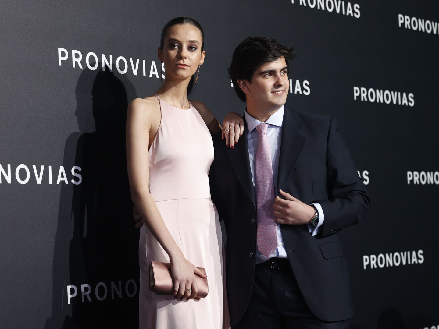 Victoria Federica y su pareja, Jorge Bárcenas, momentos antes del inicio del desfile de la colección Atelier de Pronovias durante la Barcelona Bridal Fashion Week (EFE)