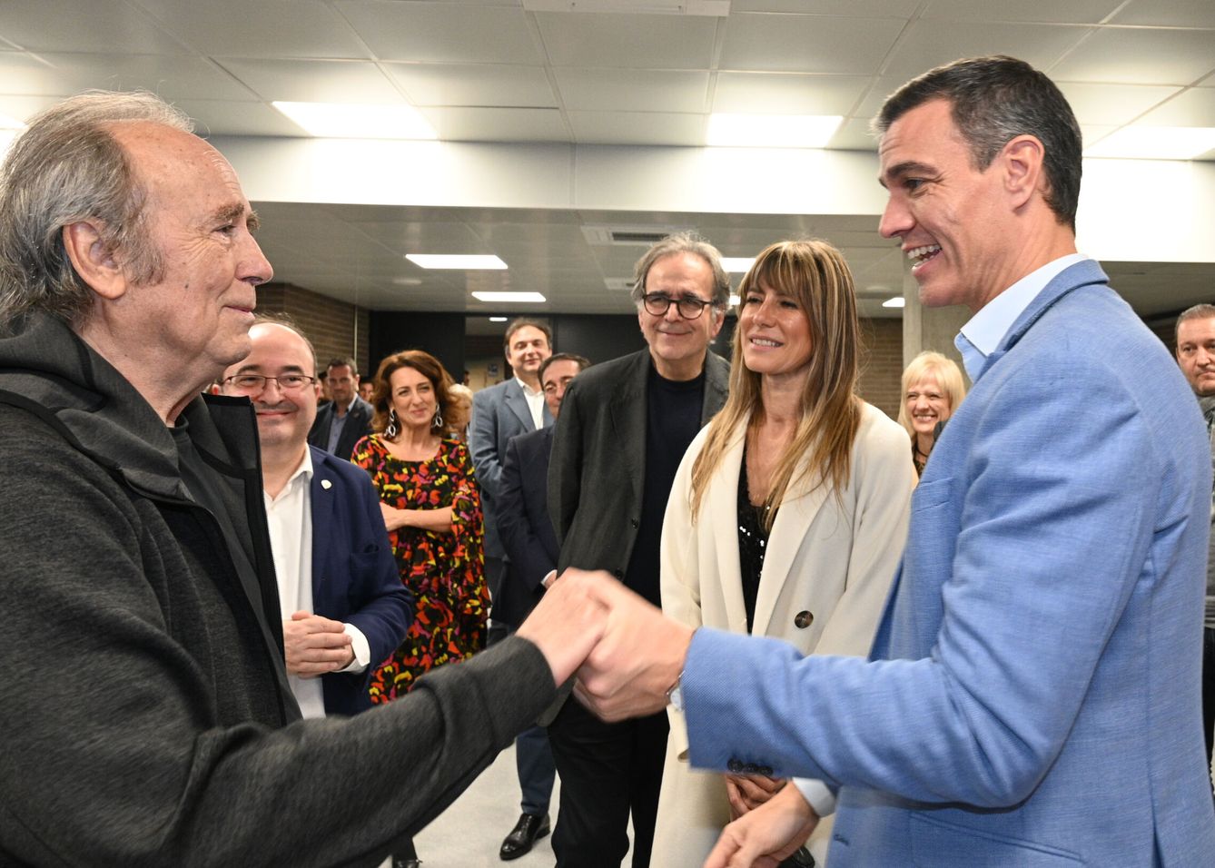Sánchez, saludando a Serrat en presencia de Begoña Gómez. (EFE)