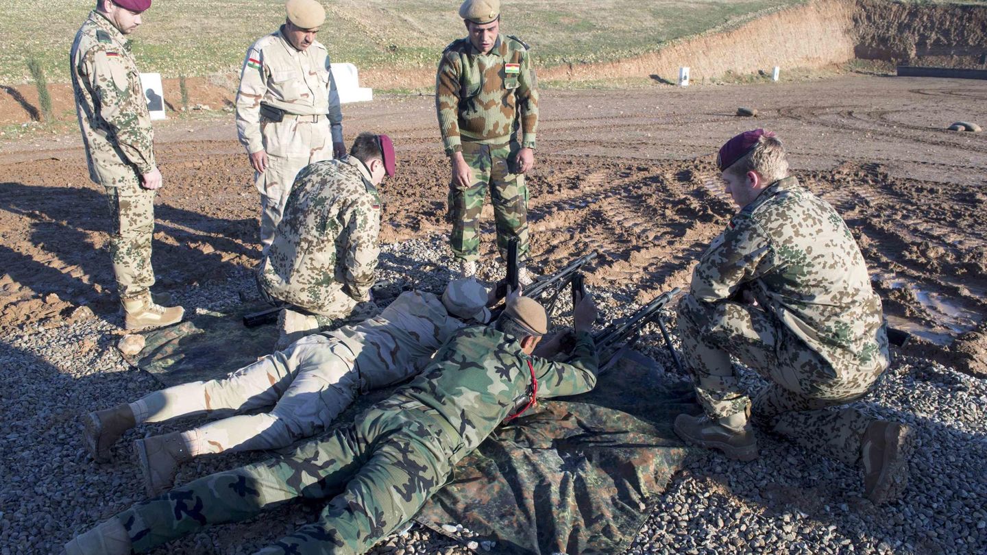 Soldados alemanes instruyen a combatientes kurdos 'peshmerga' cerca de Erbil, en el norte de Irak, en enero de 2015. (Reuters)