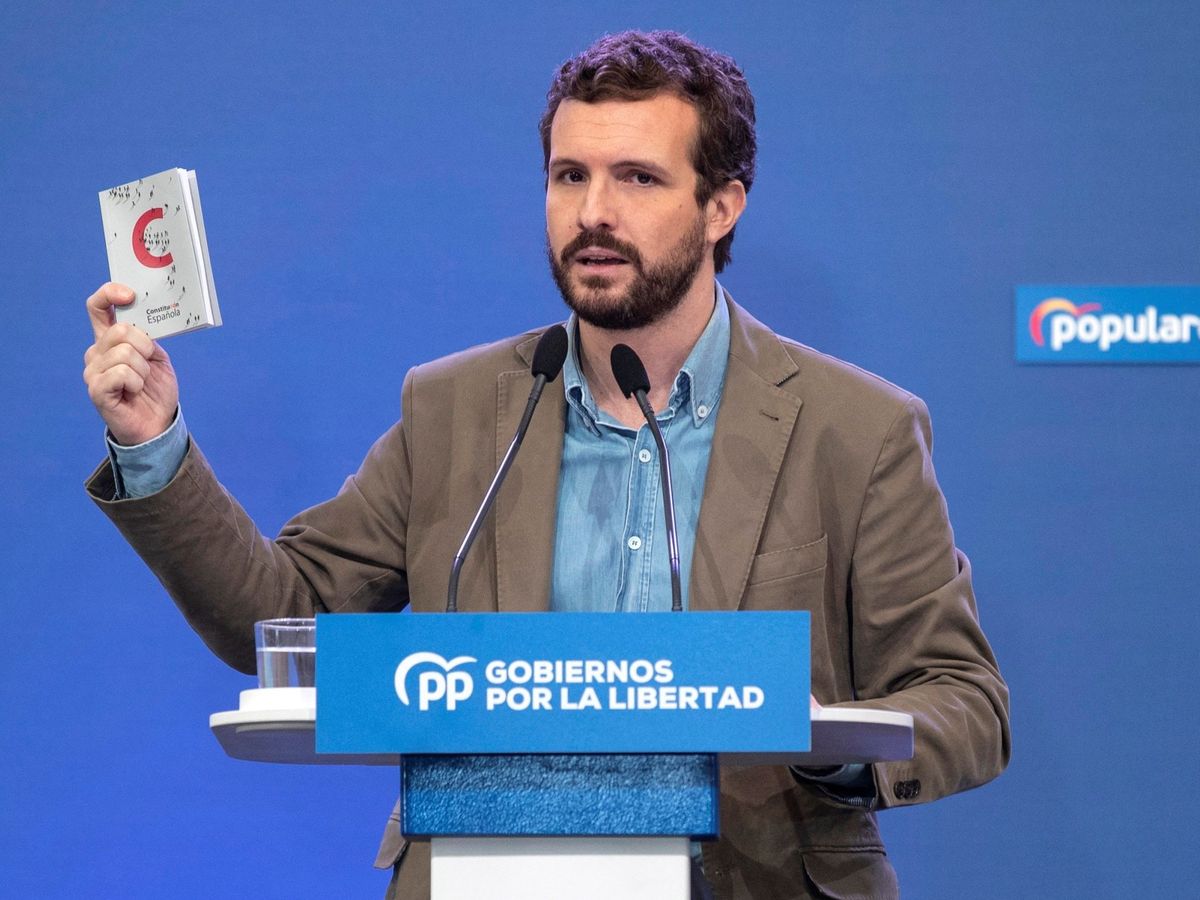 Foto: El líder del PP, Pablo Casado, muestra un ejemplar de la Constitución. (EFE)