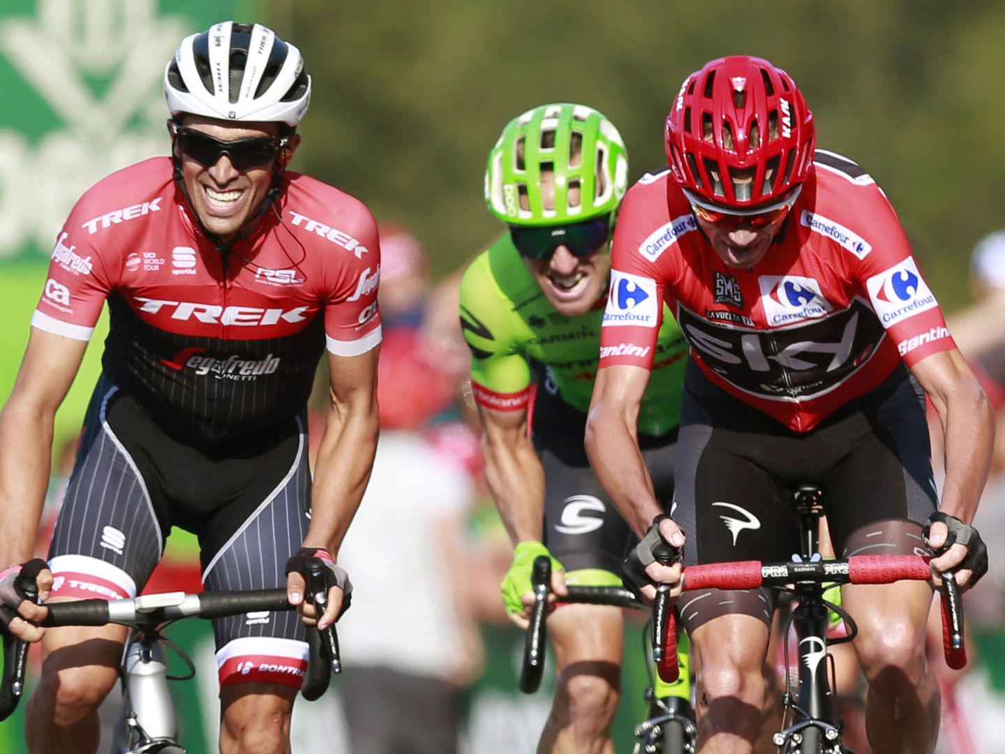Contador y Froome entran a meta en Santo Toribio de Liébana, finalizando la 18ª etapa de la Vuelta a España. (EFE)