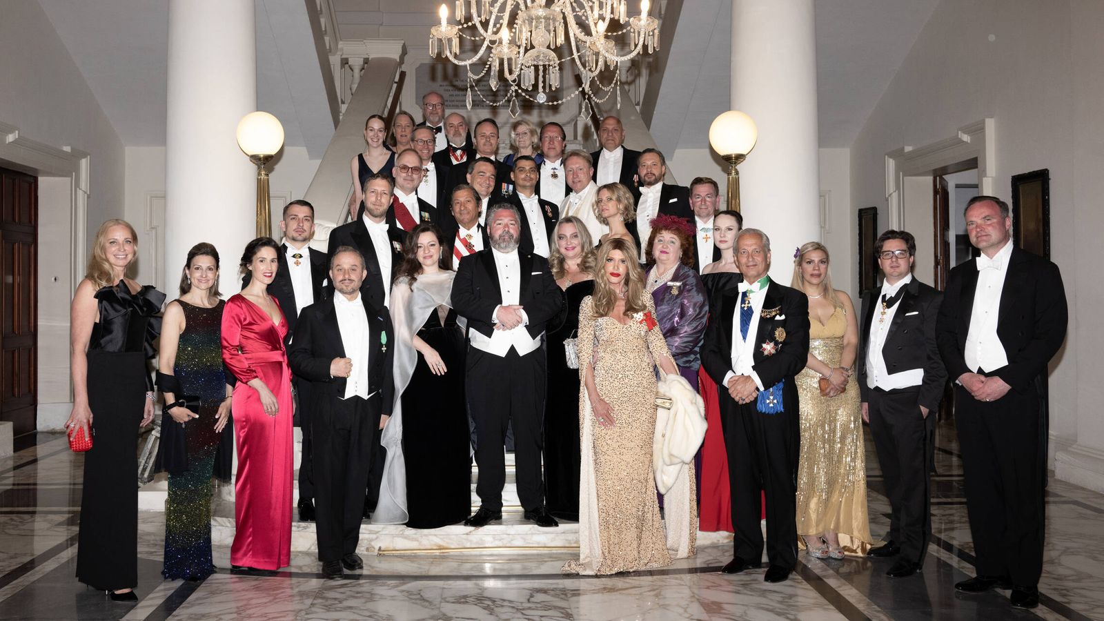 Los grandes duques de Rusia, en primera fila, junto a sus invitados. (Cortesía)