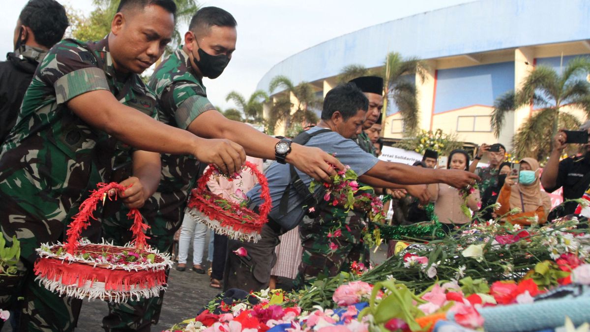 Suben a 131 los muertos por la estampida en Indonesia e inhabilitan a dos altos cargos del fútbol
