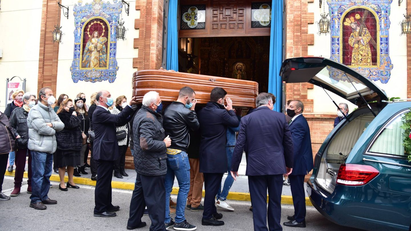 El coche fúnebre con los restos mortales de Manuel Rosales. (CP)