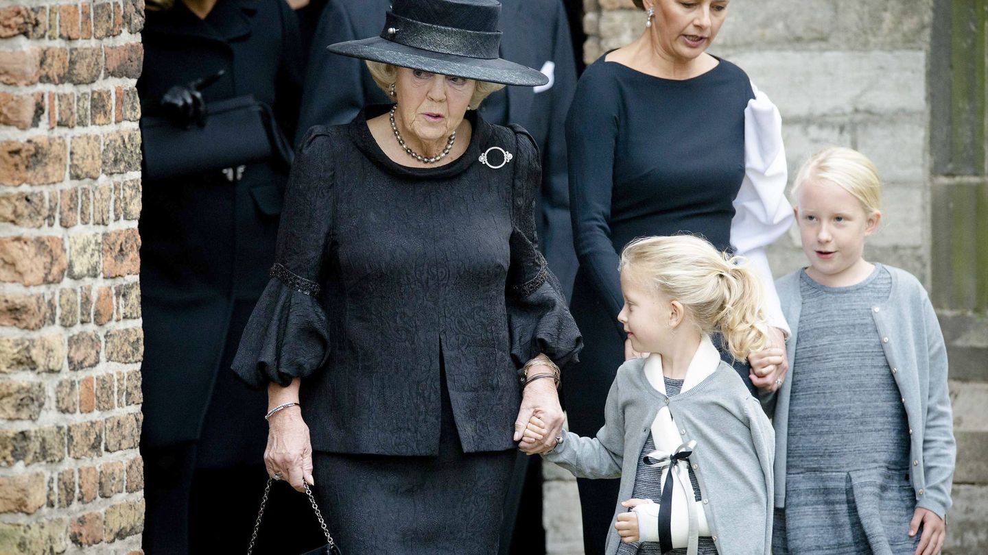 La princesa Mabel con sus hijas y la princesa Beatriz, en el funeral de Friso. (EFE)