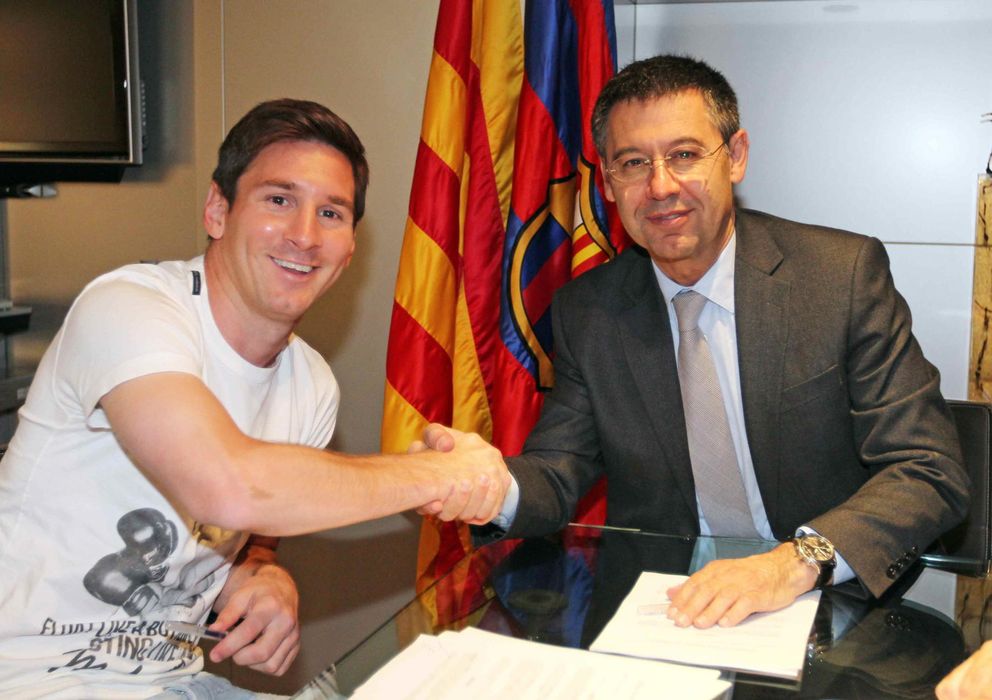 Foto: Bartomeu y Messi, tras la firma de la última renovación del argentino (EFE)
