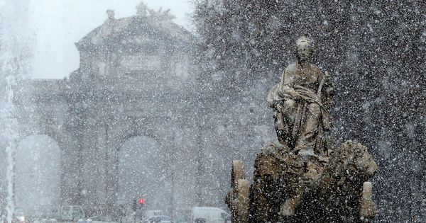 Foto: Vista de la fuente de Cibeles bajo la intensa nevada en Madrid este lunes. (EFE)