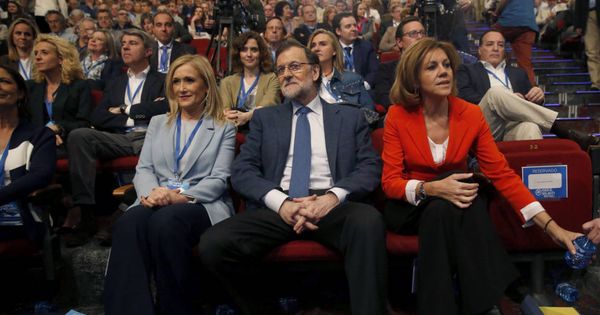 Foto: Cristina Cifuentes, Mariano Rajoy y María Dolores de Cospedal, en el congreso del PP de Madrid en marzo de 2017. (EFE)