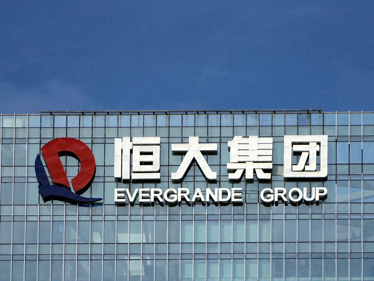 Foto: Logo de Evergrande en su sede en Shenzhen. (Reuters)