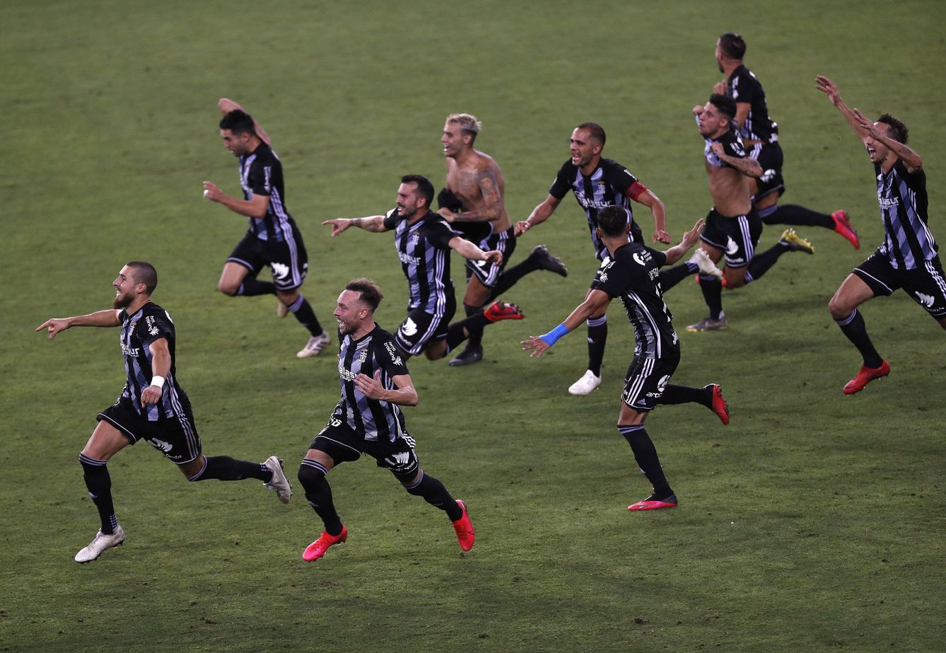 Los jugadores del Cartagena celebran su ascenso a segunda división (Efe).
