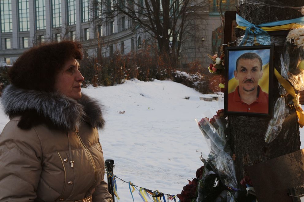 Yelena Singayevskaya observa la fotografía de su hermano, colocada en el mismo sitio en el que perdió la vida (A.P.).