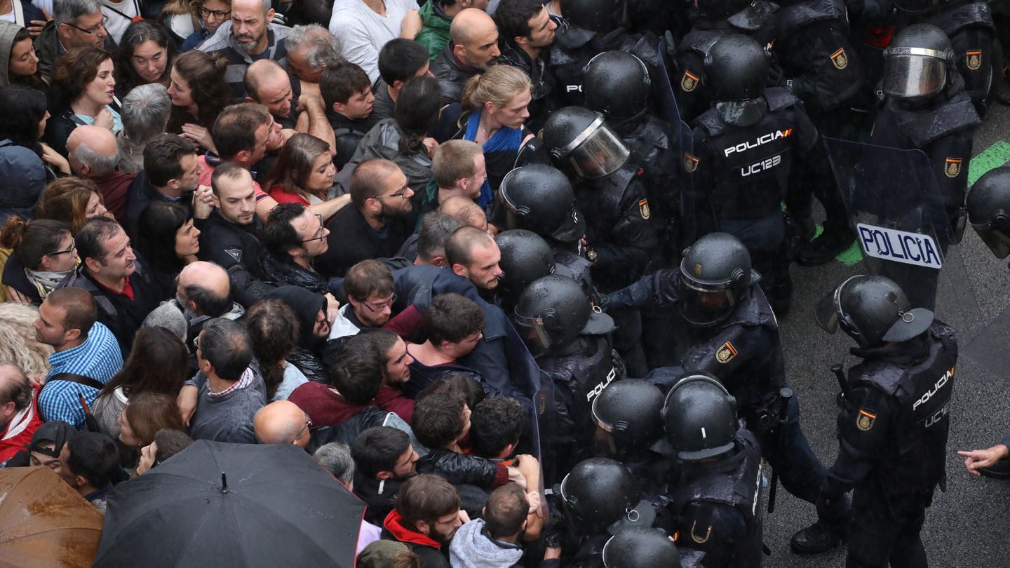 La policía intenta contener a los concentrados en un colegio de Barcelona, este 1 de octubre. (Reuters)