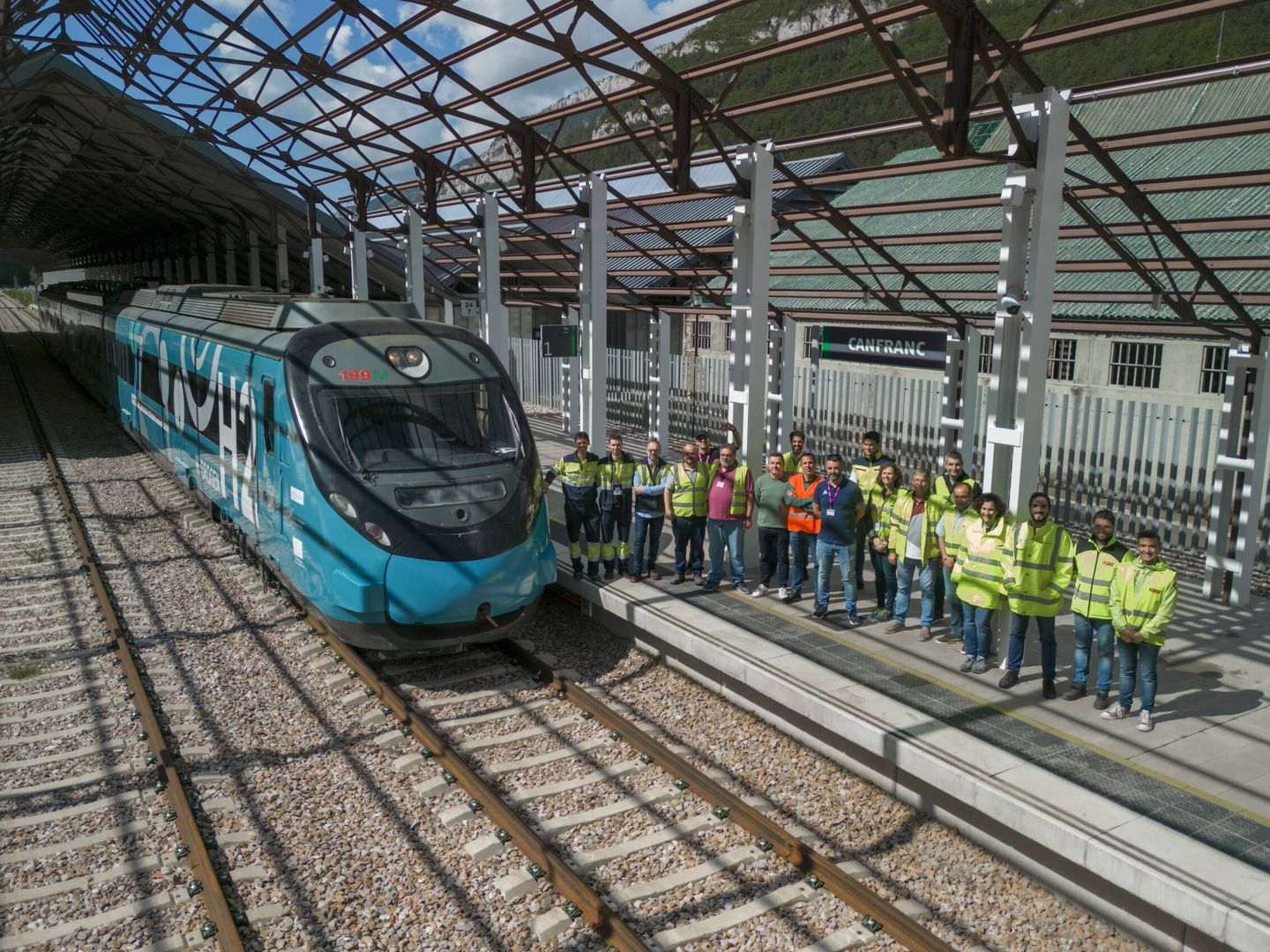 El tren de demostración FCH2Rail, junto a varios de los técnicos del proyecto.