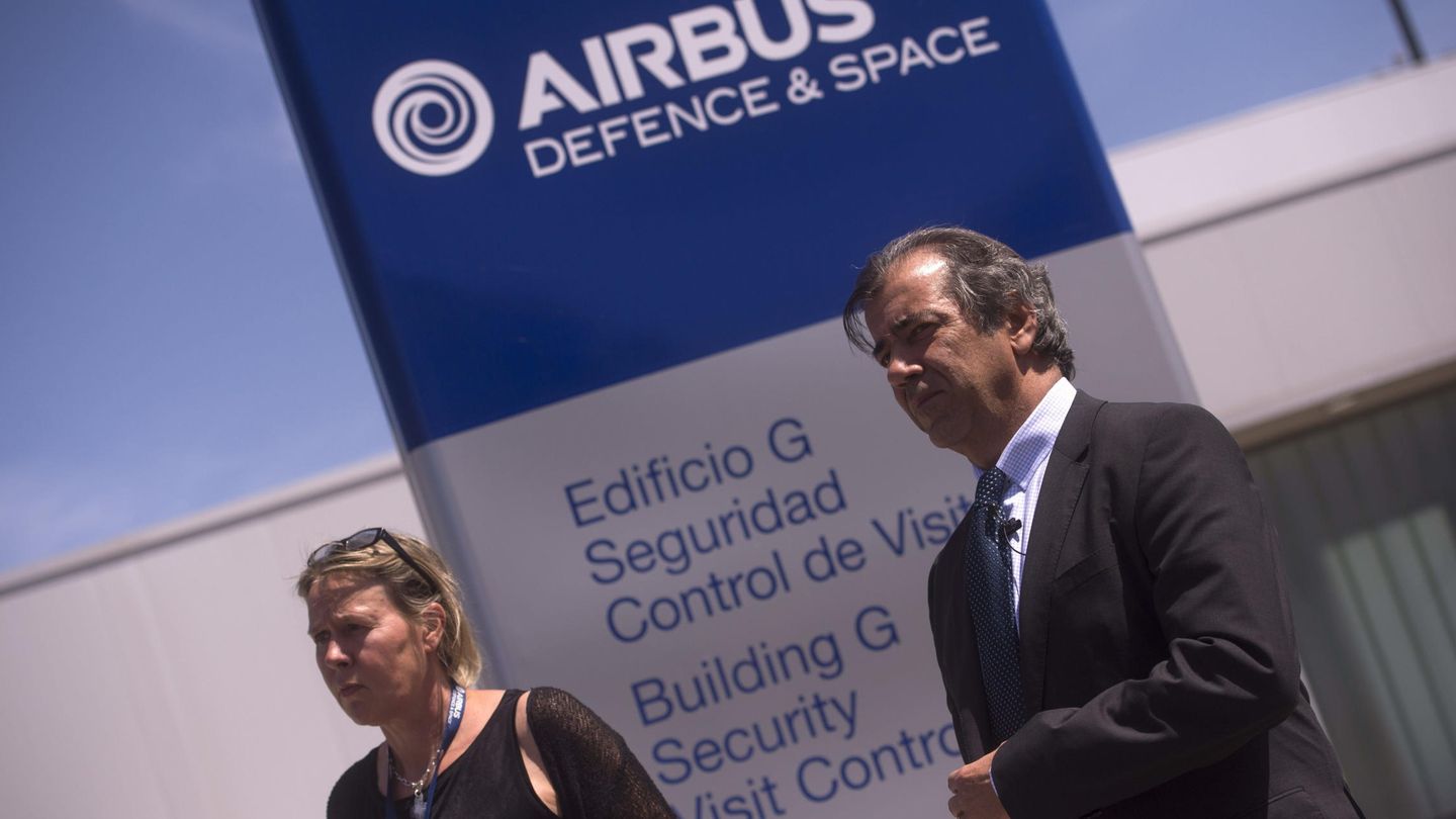 El presidente de Airbus España, Fernando Alonso (dcha.), en la sede en Sevilla. (EFE)