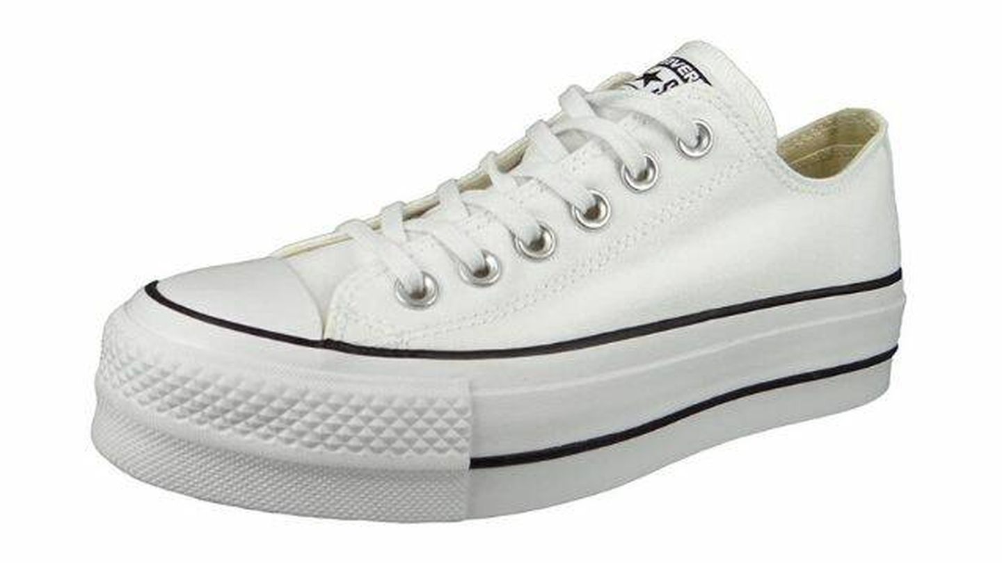 Zapatillas deportivas blancas de Converse . (Cortesía)