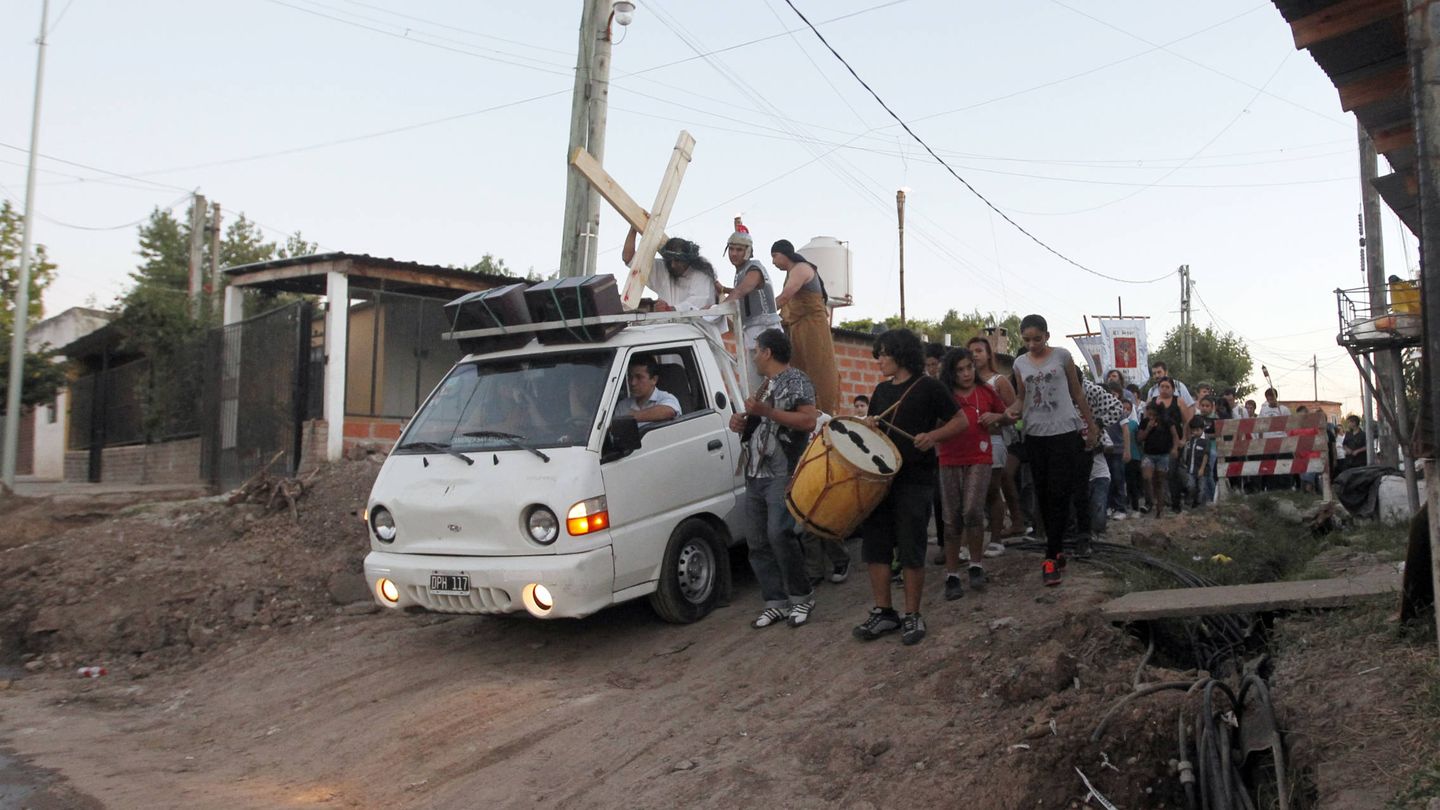 Una procesión de Semana Santa en la favela de La Cárcova, dominada por Ceferino Benítez. (Reuters)