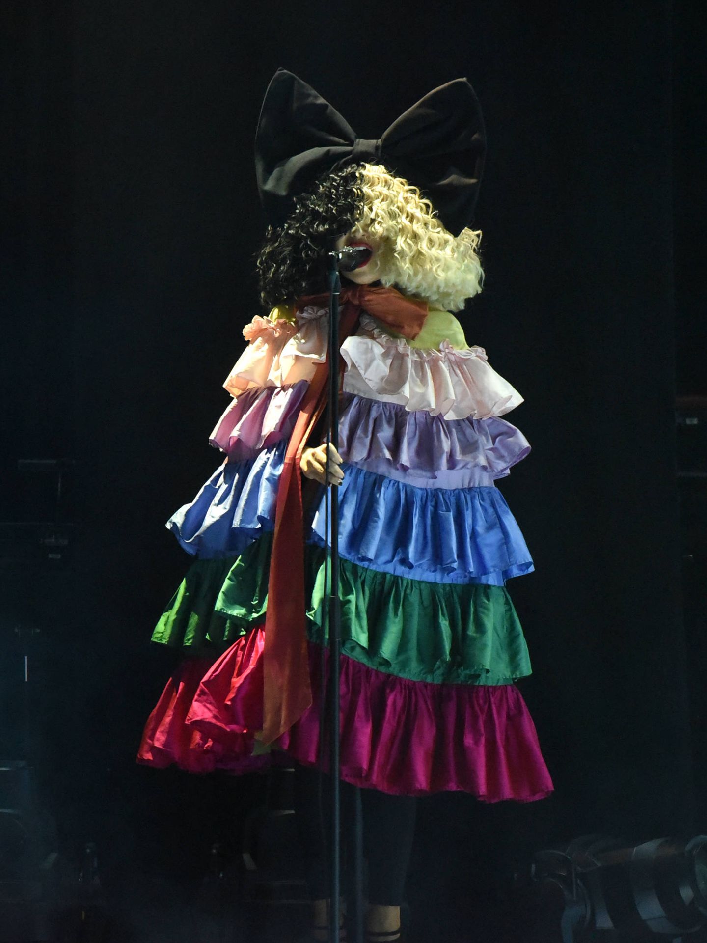 Sia no muestra su rostro en las actuaciones. (Getty)