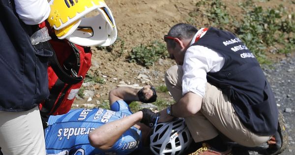Foto: Goolaers es atendido en una cuneta de la Paris-Roubaix. (Reuters)