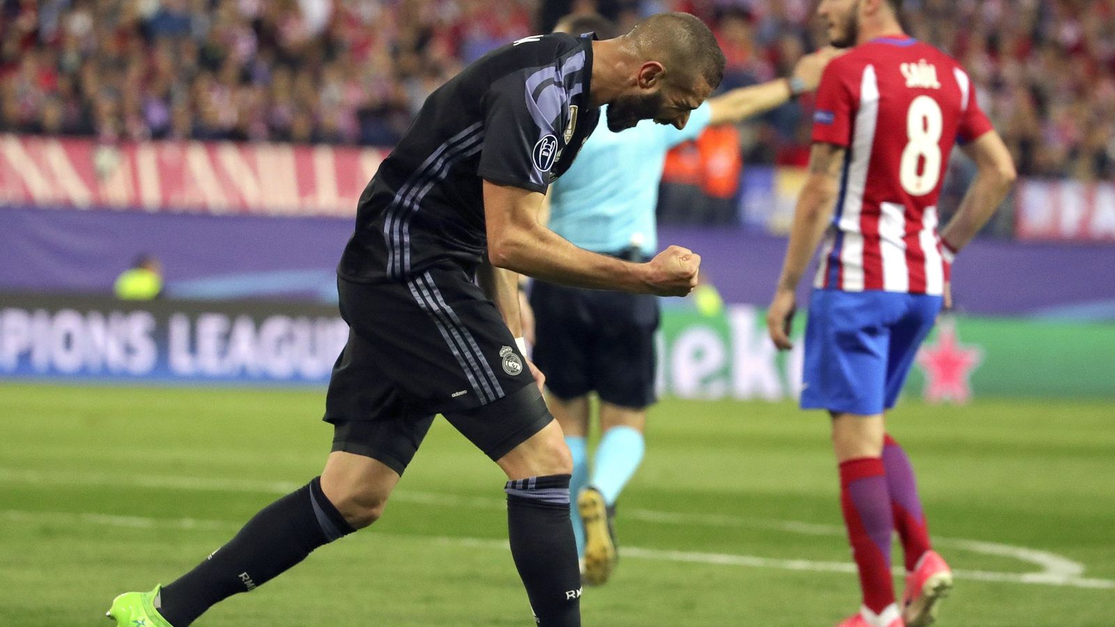 Foto: Eliminar a tres rivales en un palmo, por Karim Benzema. (EFE)
