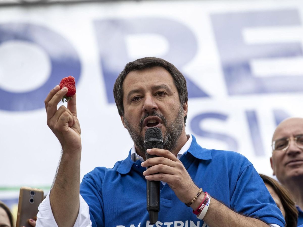 Foto: Matteo Salvini se come una fresa en un mitin de 2019. (EFE) 