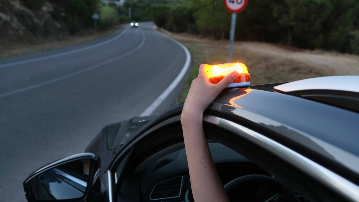 Dónde conseguir (por menos de 20 euros) la nueva luz de emergencia que  sustituirá a los triángulos del coche