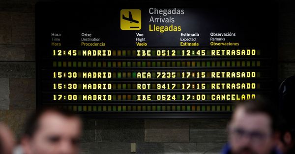 Foto: Panel informativo del aeropuerto coruñés de Alvedro. (EFE)