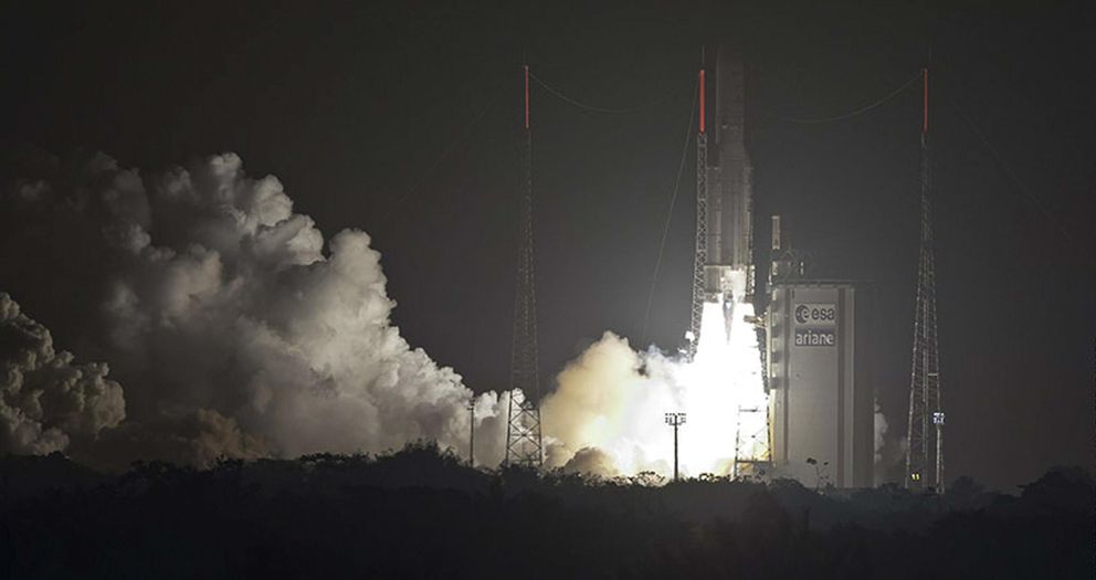 Lanzamiento del Ariane 5 para colocar en órbita el satélite Amazonas 4A. (EFE)